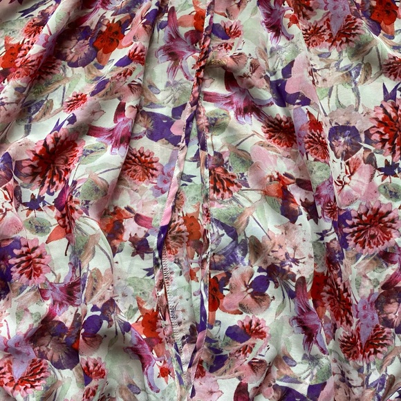 Sheet Floral Blouse with Puff Sleeves and Keyhole opening in the back - Picture 5 of 6